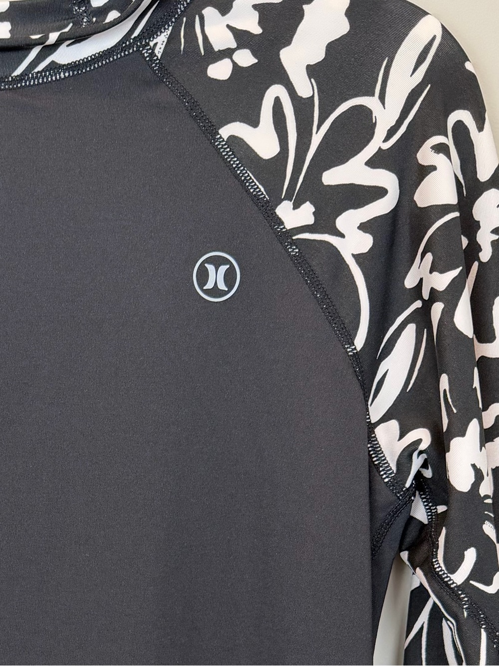 Hurley UPF 50+ Black & White Floral Long Sleeve Rash Guard M - Picture 5 of 5